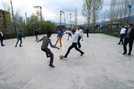 Başbakan Davutoğlu çocuklarla futbol oynadı
