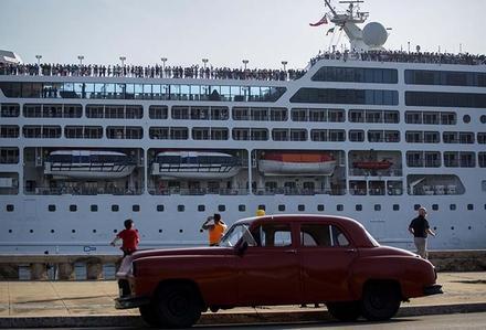 Kübaya 40 yıl sonra ABD yolcu gemisi geldi