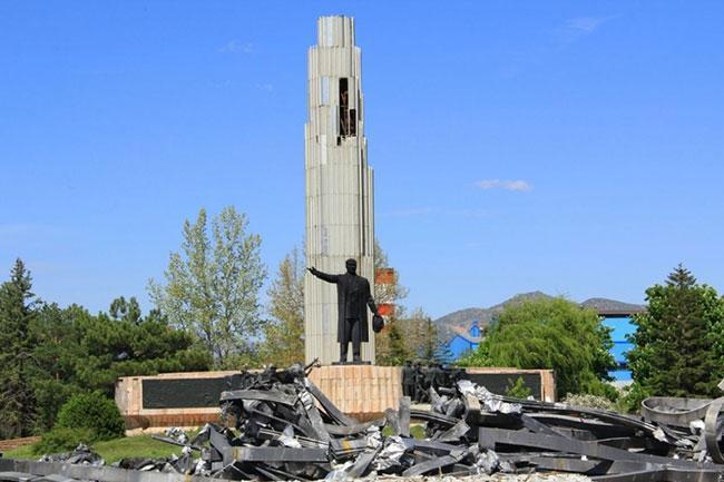 Atatürk anıtının önü hurdalık olarak kullanılıyor