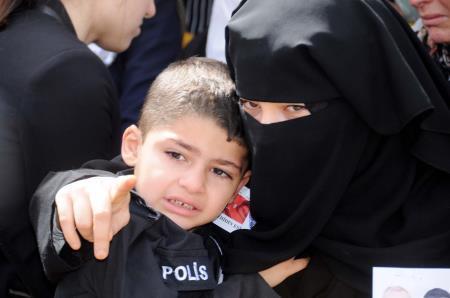 Gaziantepte IŞİDin şehit ettiği polis eşini böyle uğurladı