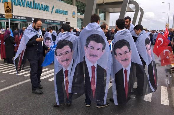 Hemşehrileri Davutoğlu için havalimanına koştu