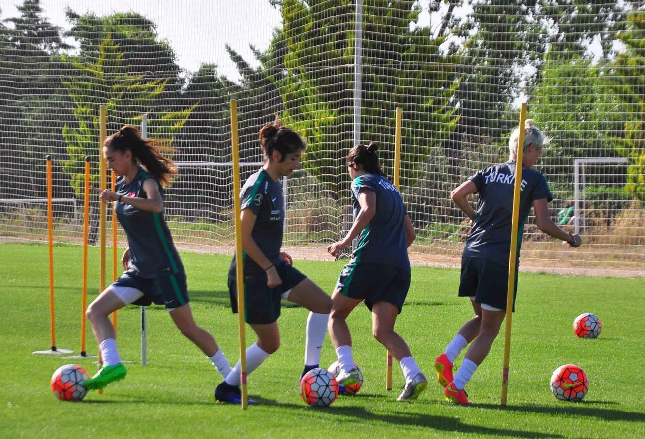A Milli Kadın Futbol Takımı Antalyada kampa girdi