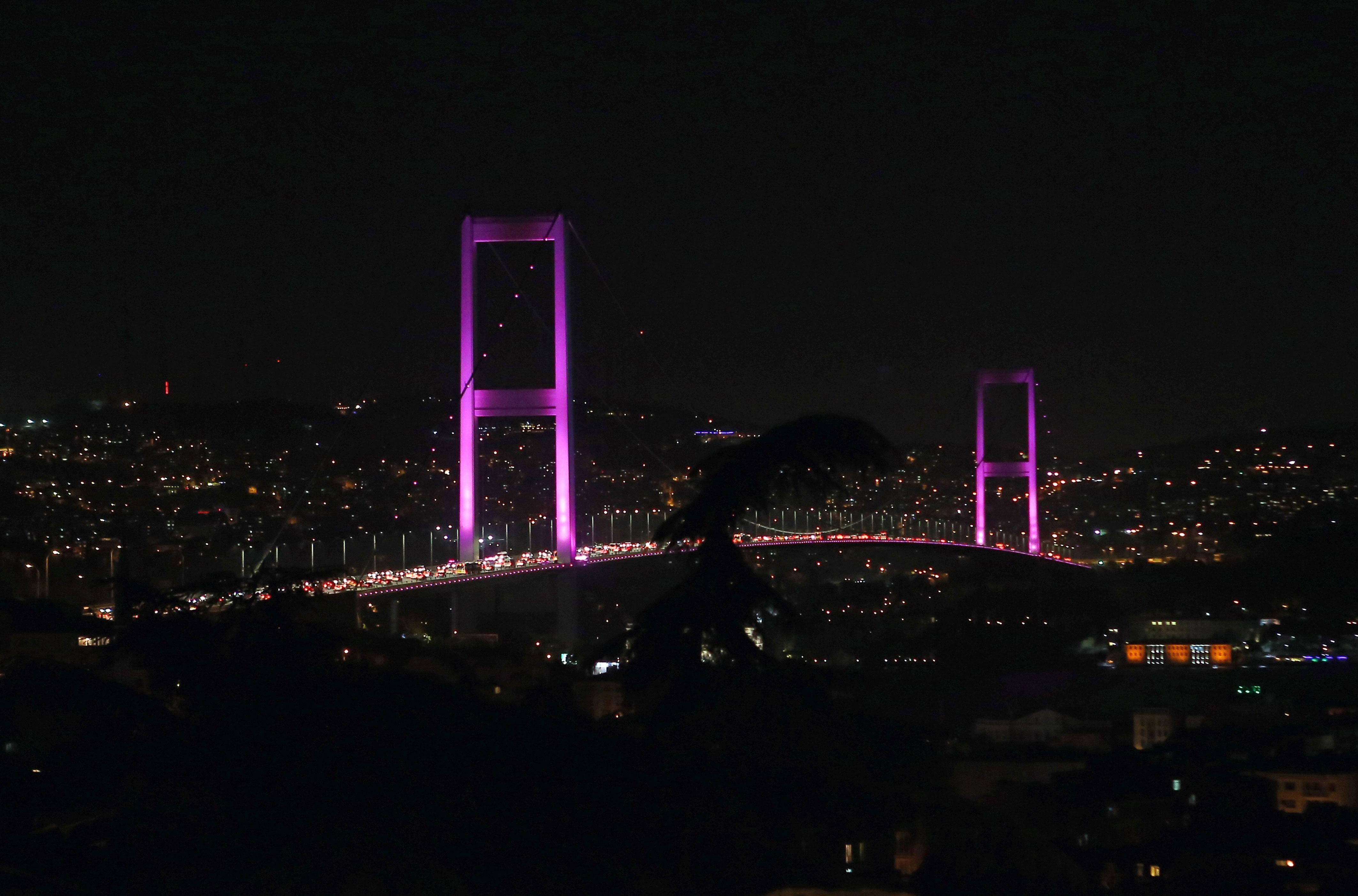 Boğaziçi Köprüsü pembe renkle ışıklandırıldı