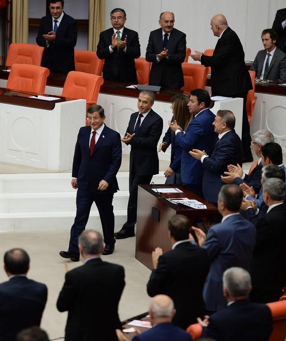 Başbakan Ahmet Davutoğlundan dikkat çeken hareket