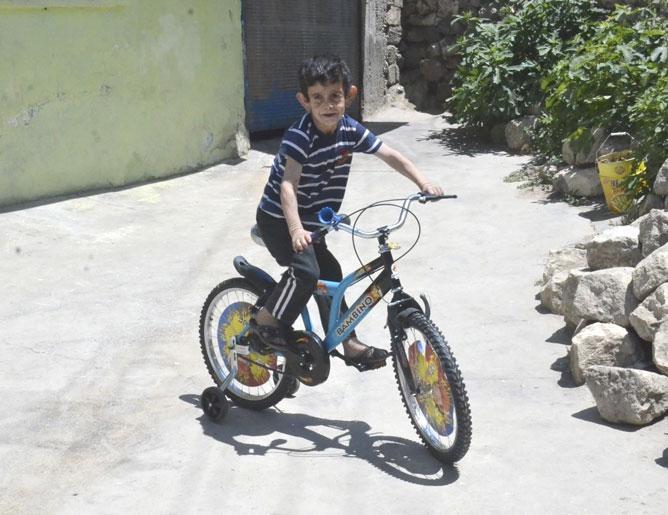 Erken yaşlanma hastalığı bulunan Ademin bisiklet sevinci