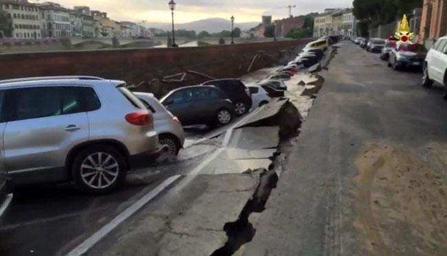Floransada yol çöktü Otomobiller dev çukura düştü