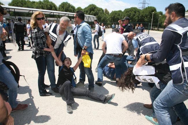 Ege Üniversitesinde sert müdahale: 17 öğrenci gözaltında