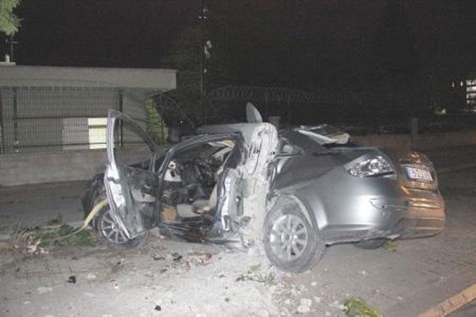 Otomobil beton direğe çarptı: 1 ölü, 1 yaralı