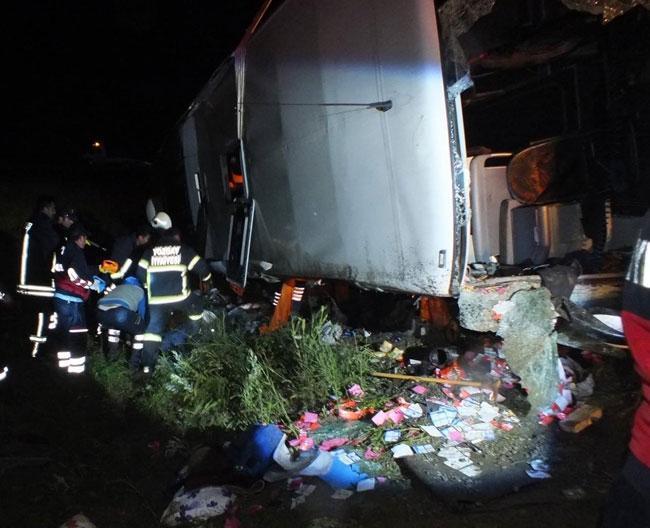 Yozgatta yolcu otobüsü devrildi: 3 ölü, 30 yaralı