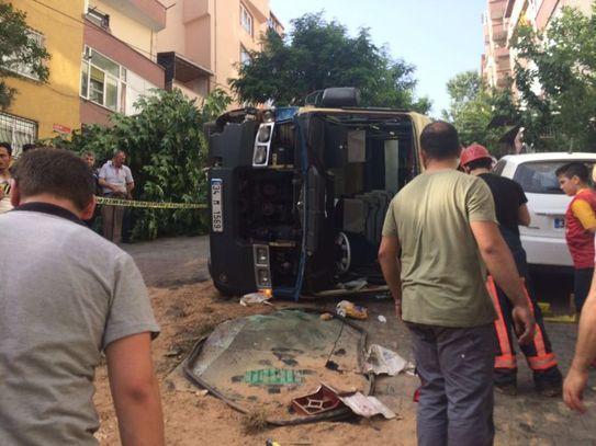 İstanbulda minibüs devrildi; çok sayıda yaralı var