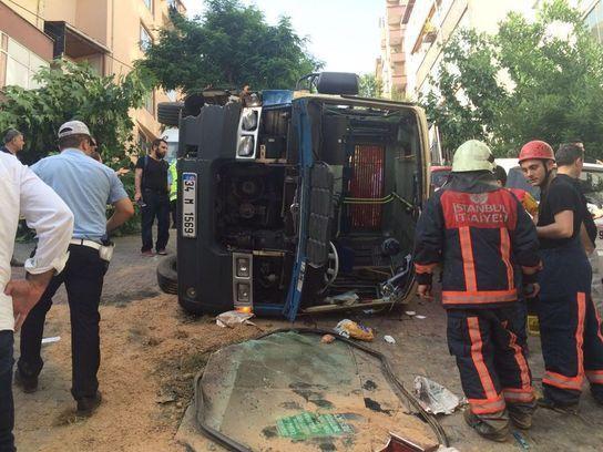 İstanbulda minibüs devrildi; çok sayıda yaralı var