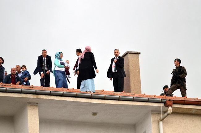 Erdoğan ziyaretinde çatıda hareketli anlar