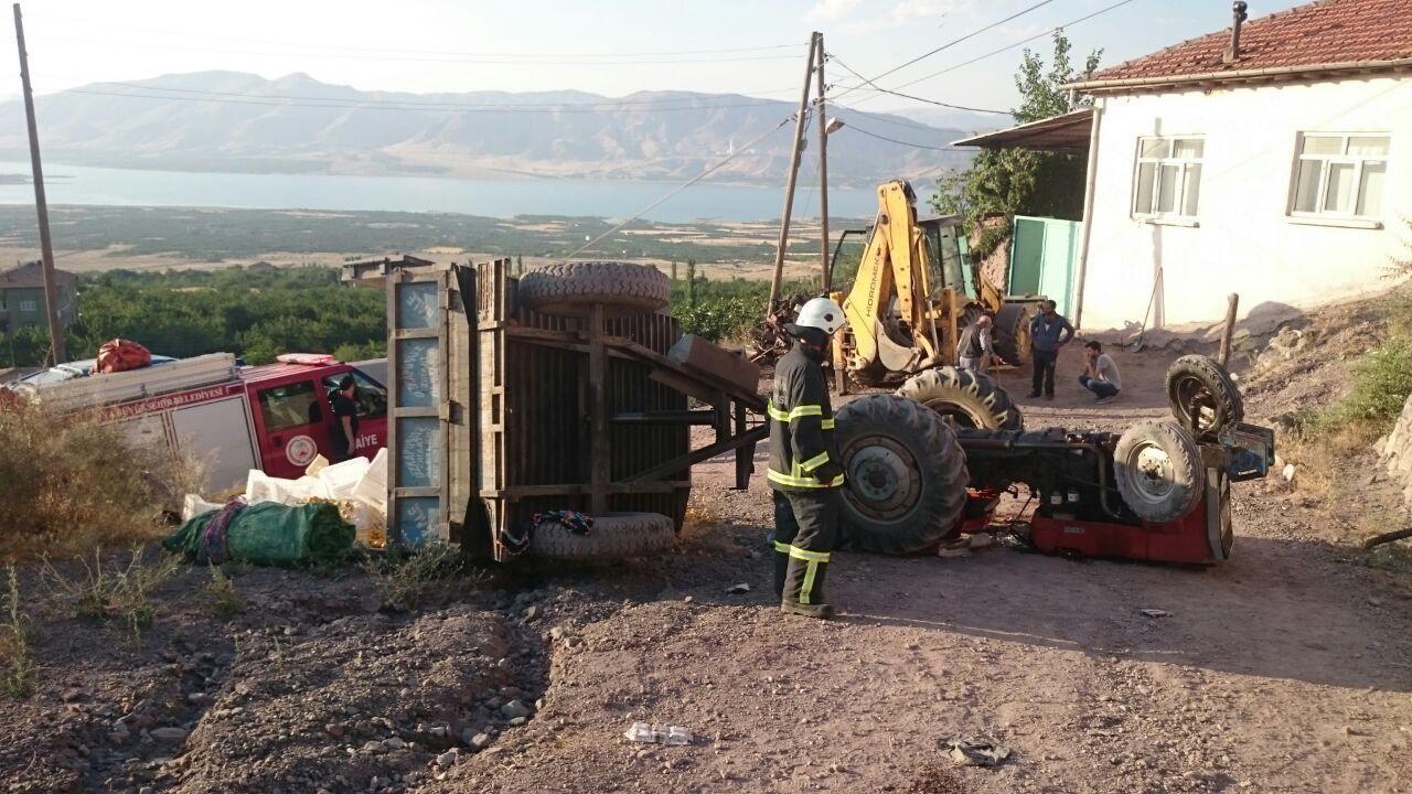 Kayısı yüklü traktör devrildi.1 ölü