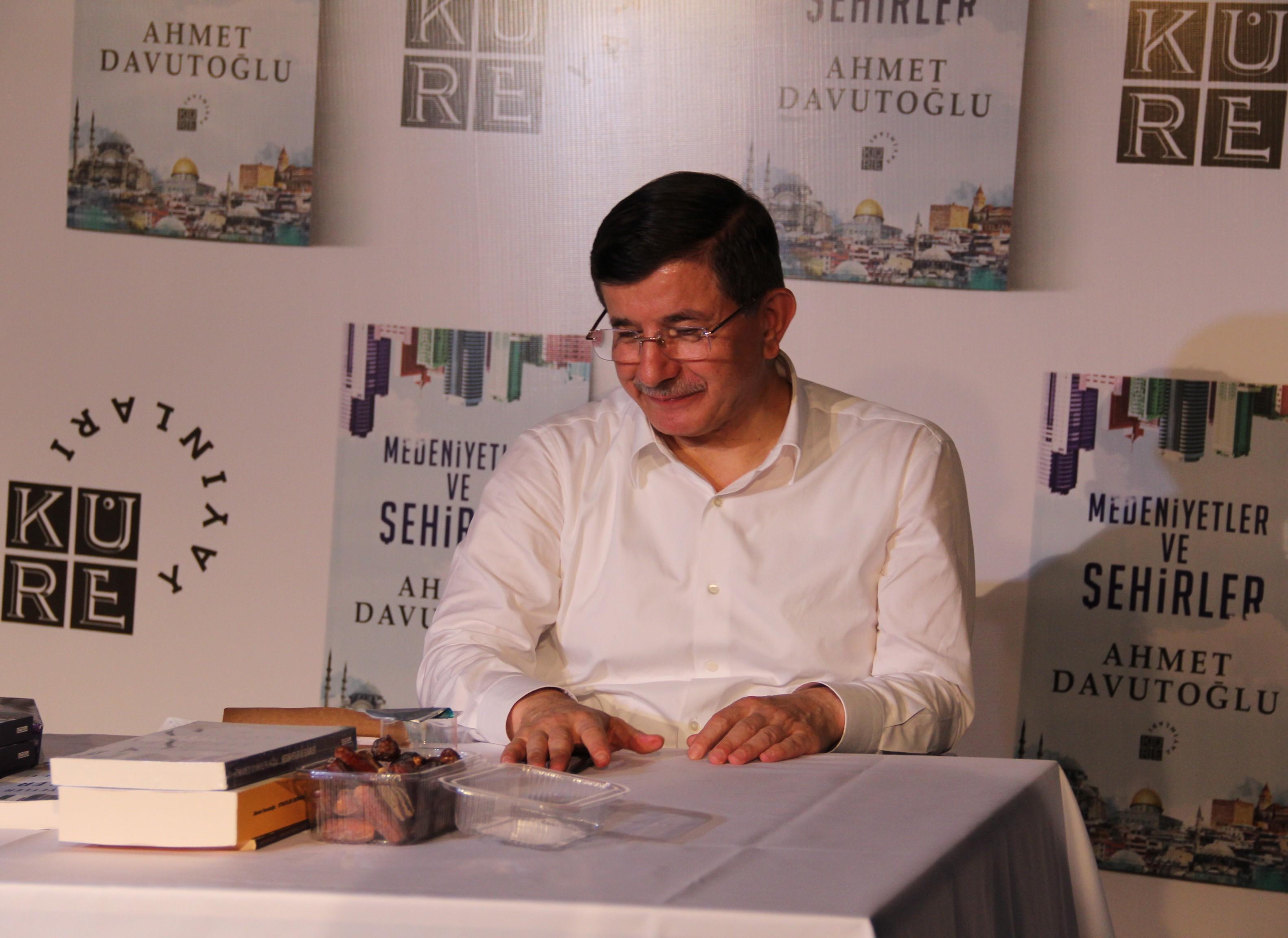 Eski Başbakan Davutoğlu orucunu kitapseverlerle açtı