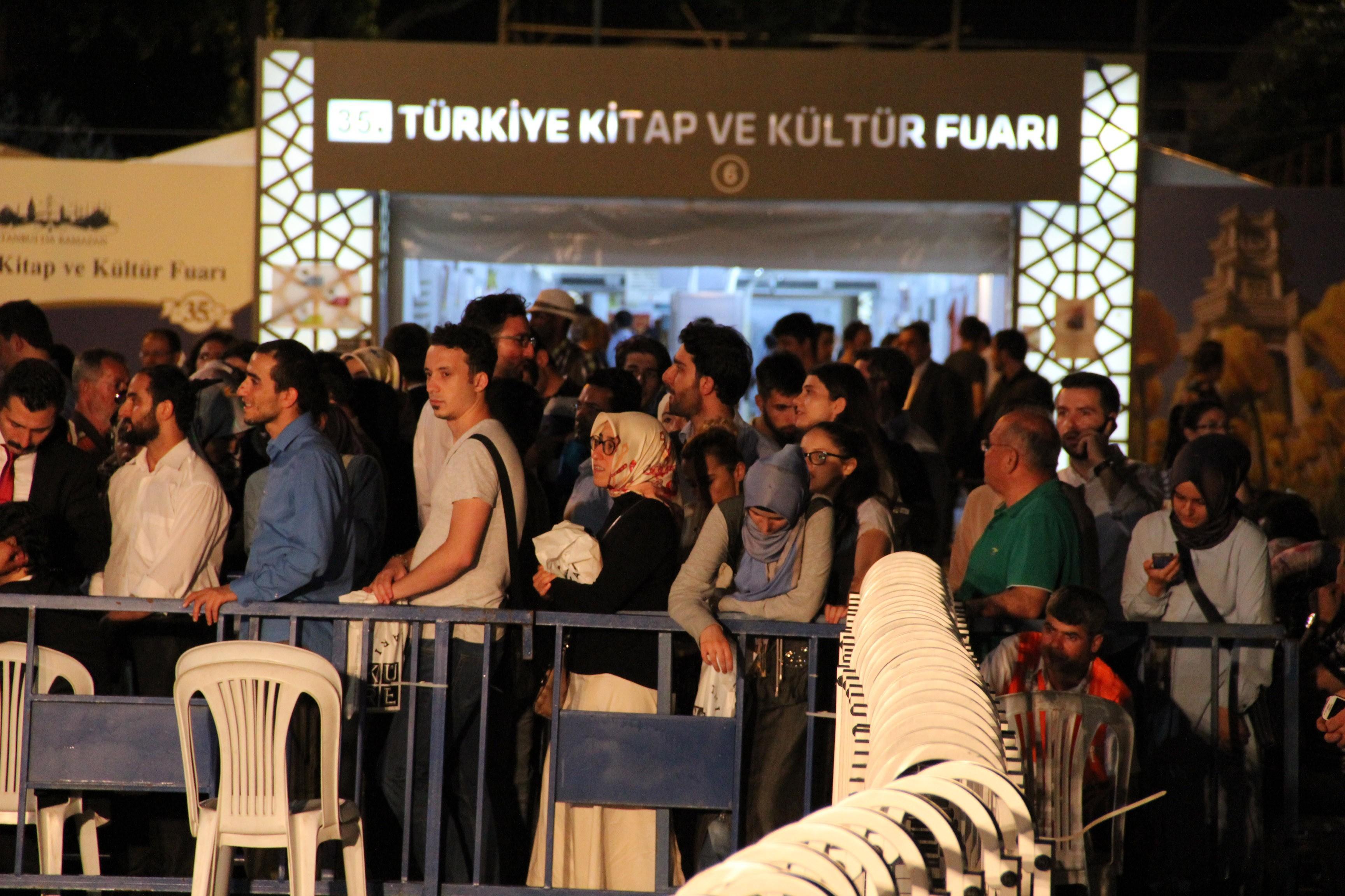 Eski Başbakan Davutoğlu orucunu kitapseverlerle açtı