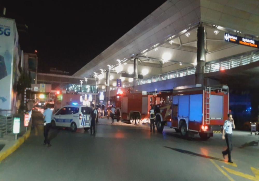 Atatürk Havalimanında patlama ve silah sesleri