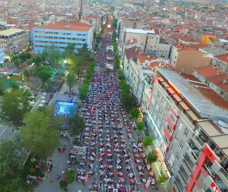 Türkiyenin en büyük iftar sofrası bu şehirde kuruldu