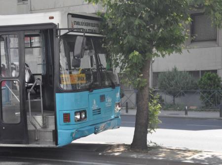 Şişlide özel halk otobüsü kaza yaptı
