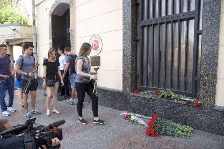 Moskovadaki Türk elçiliğinin önüne çiçek bıraktılar