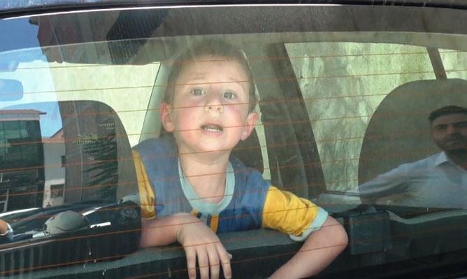 Kamyonette kilitli bırakılan çocuk, cam kırılarak çıkarıldı