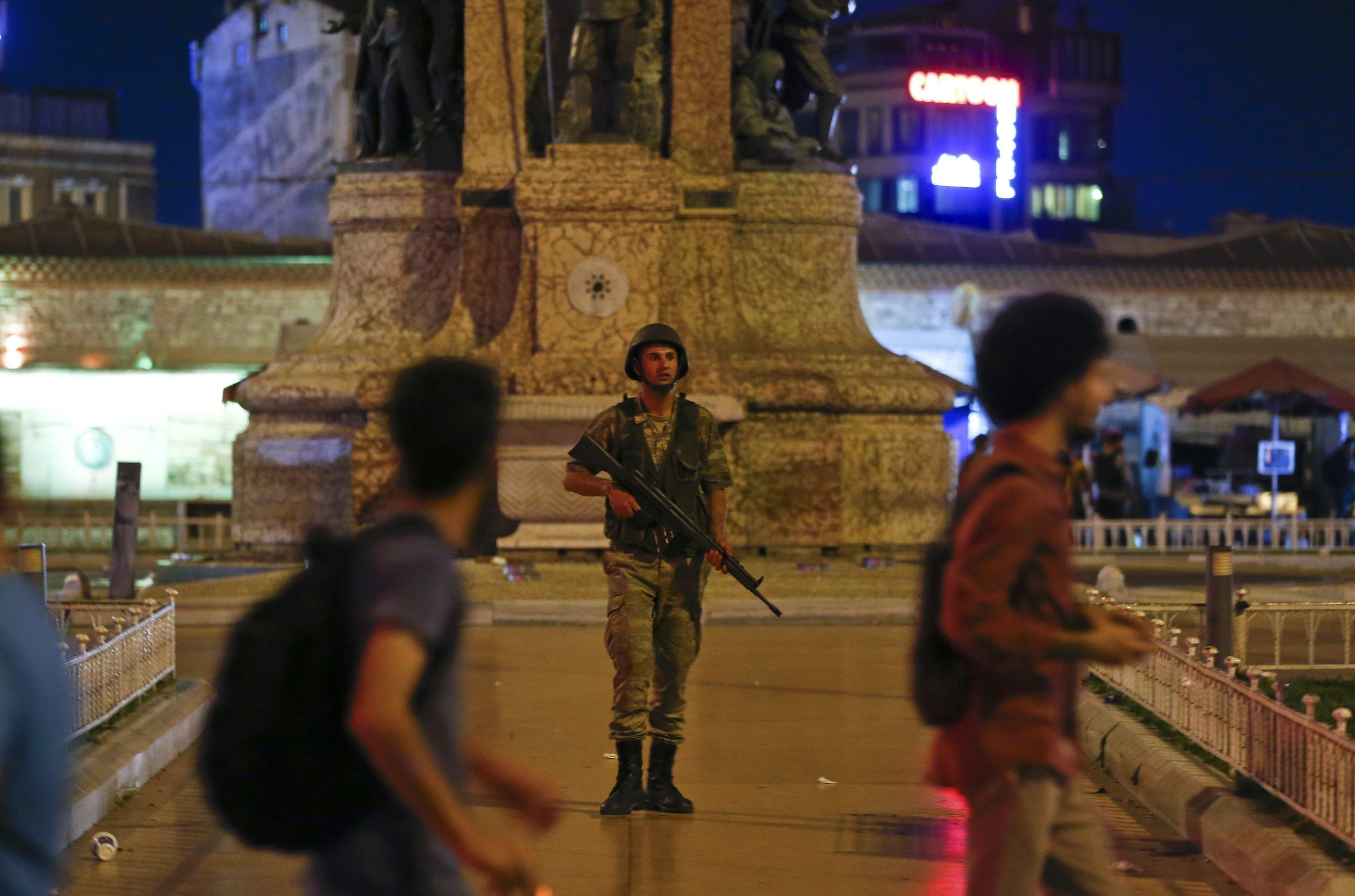 Asker Taksim Meydanında