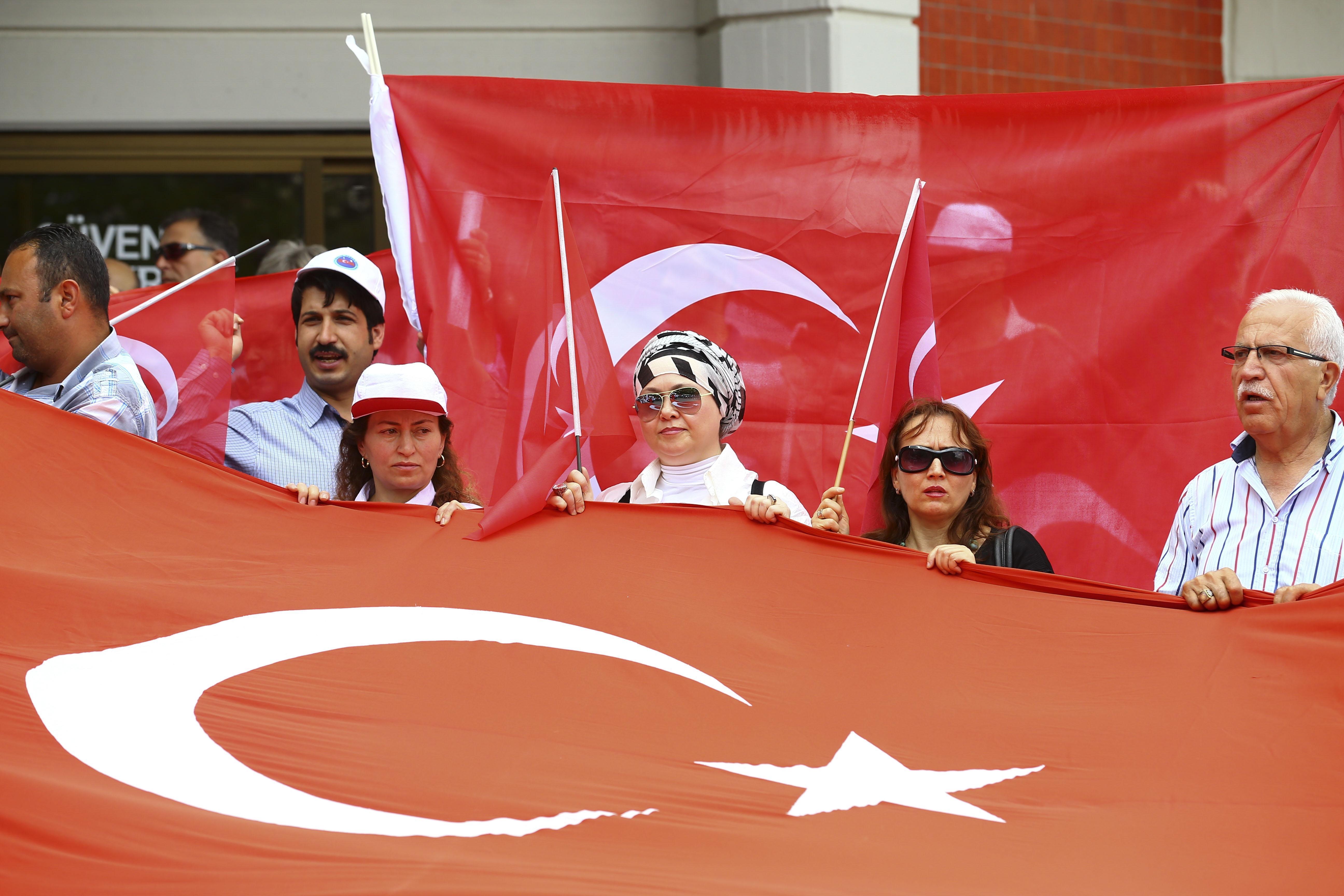 TRT önünde FETÖ protestosu