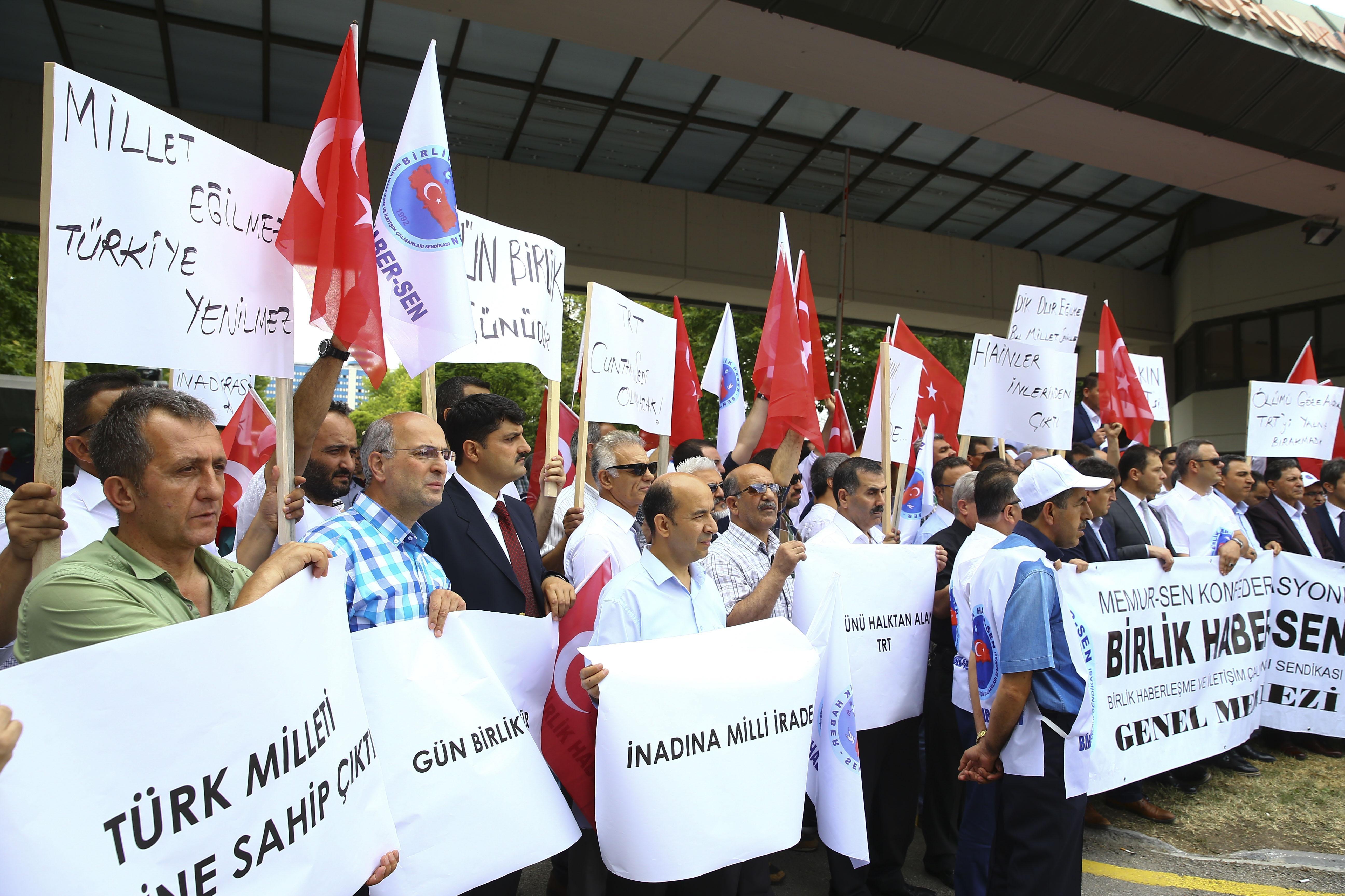 TRT önünde FETÖ protestosu