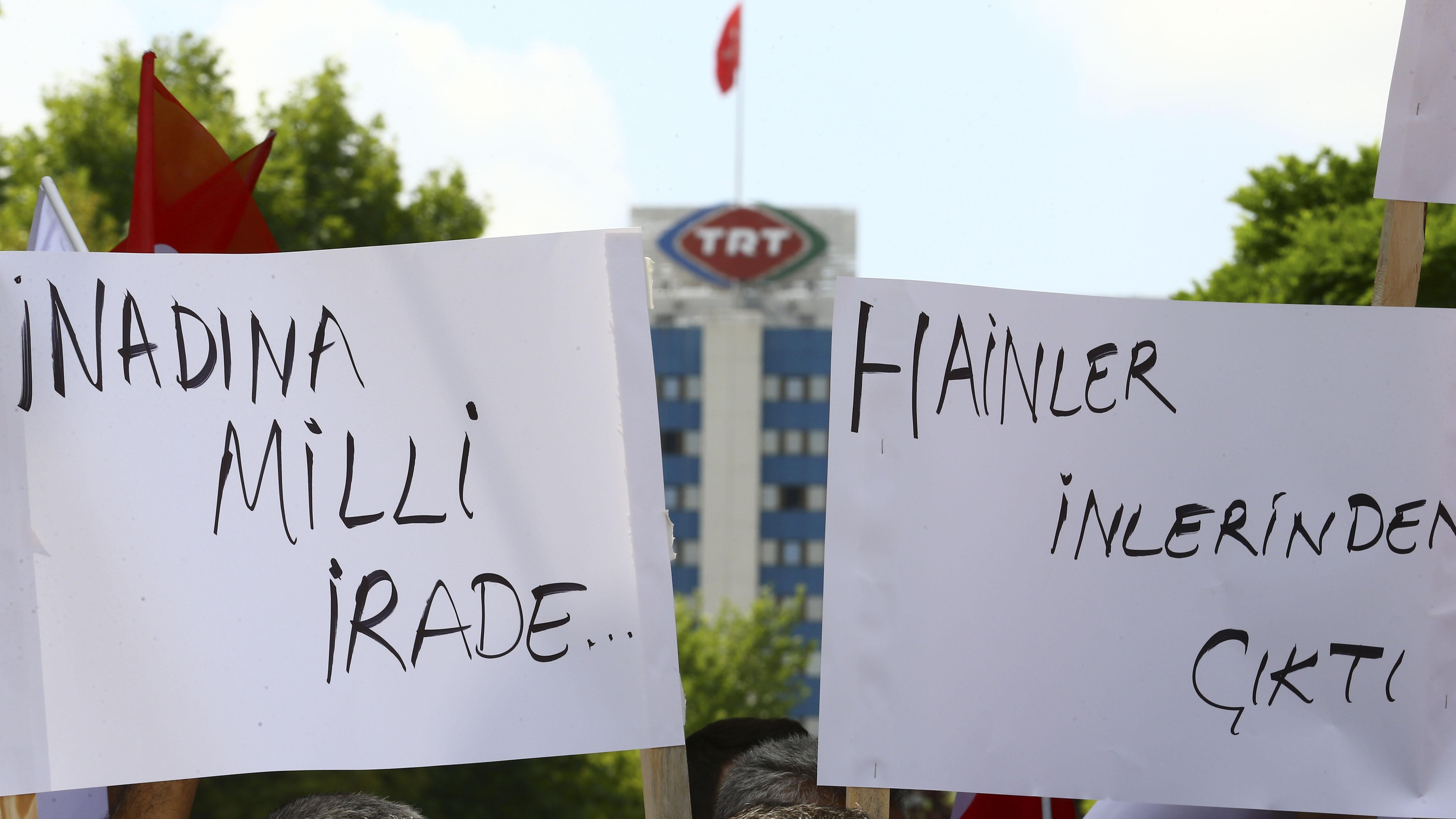 TRT önünde FETÖ protestosu