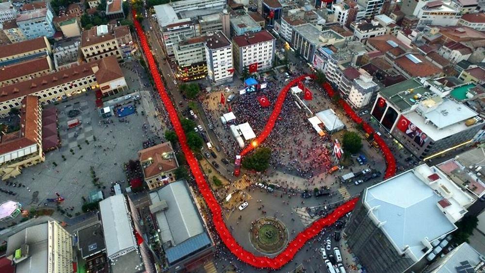 1919 metre Türk bayrağıyla demokrasi yürüyüşü