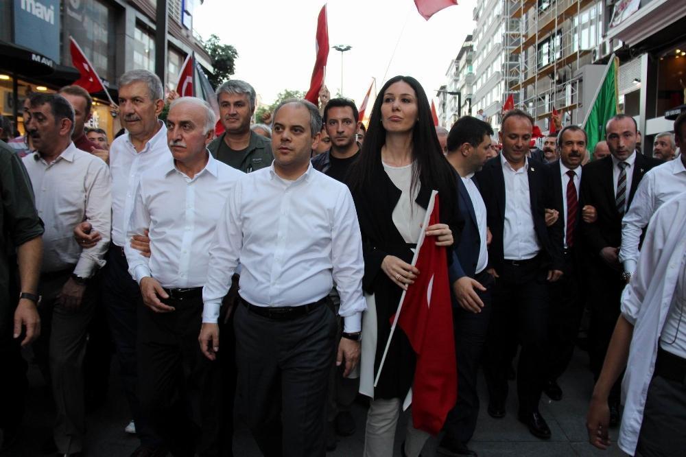 1919 metre Türk bayrağıyla demokrasi yürüyüşü