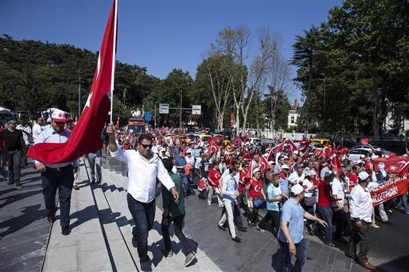 Yüz binlerce vatandaş Taksimde buluştu