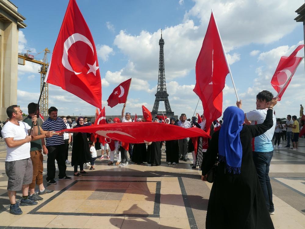 Pariste Türklerden FETÖ karşıtı eylem