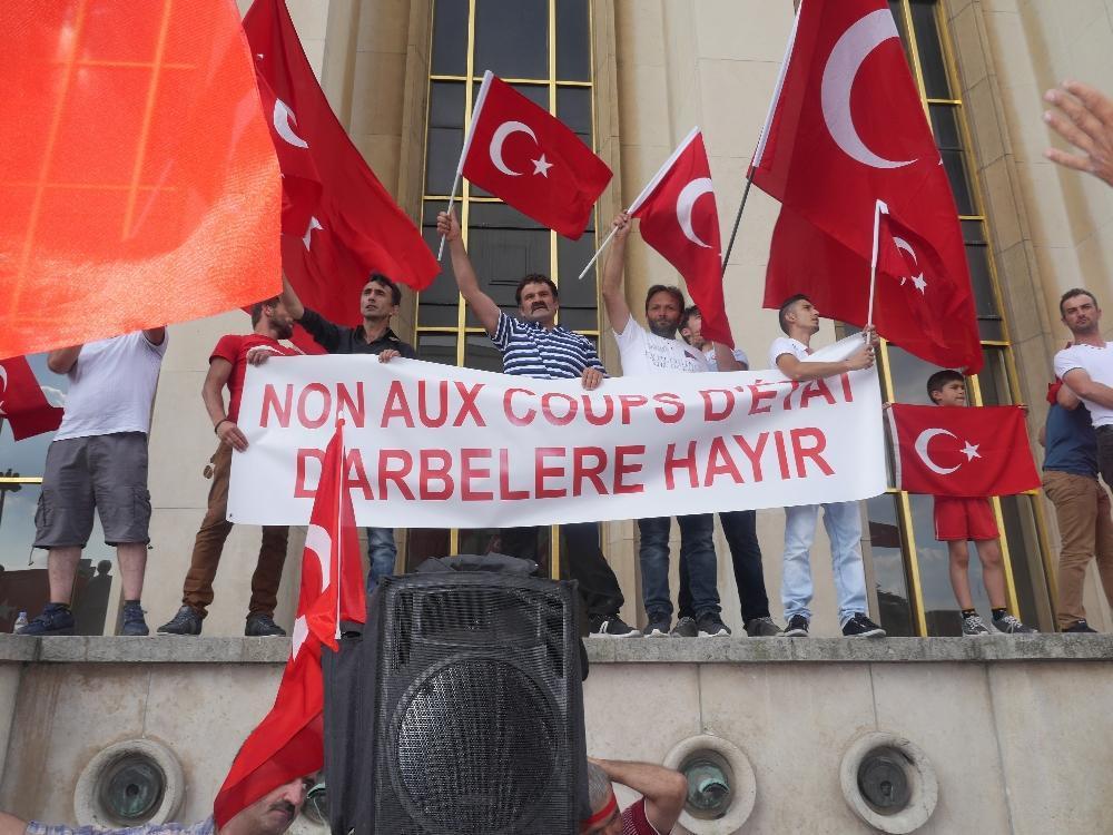 Pariste Türklerden FETÖ karşıtı eylem