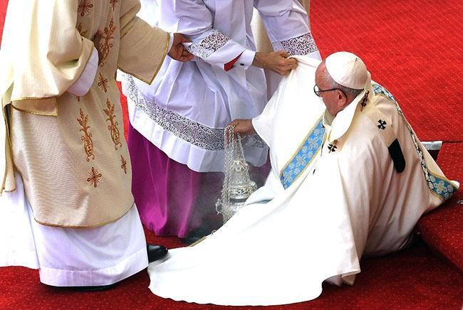 Papa ayin sırasında yere kapaklandı