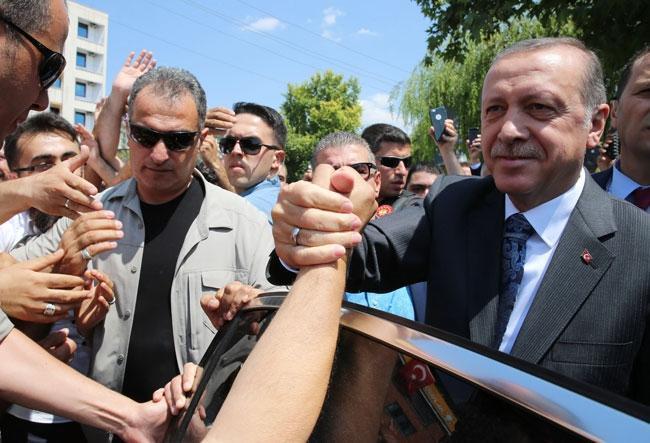 Erdoğan işçinin cebinden paketi aldı, Sigarayı bırak dedi