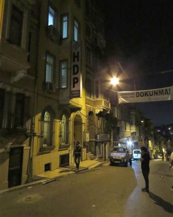 HDP İstanbul İl binasında polis arama yaptı