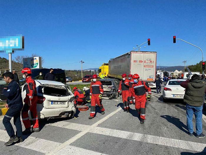 Korkunç kaza Kontrolü kaybeden TIR, 5 otomobili biçti