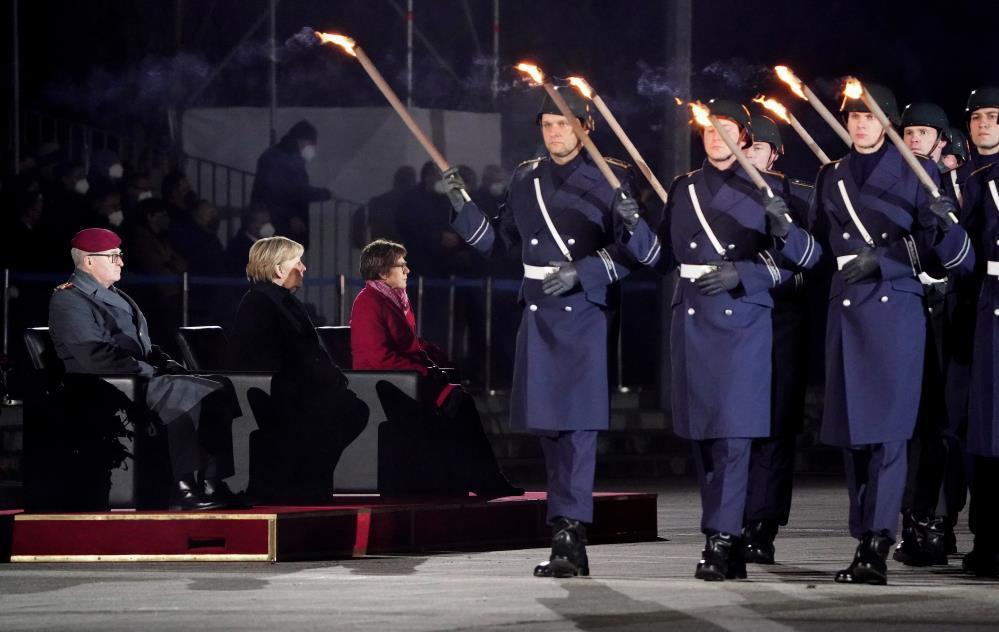Merkele Alman ordusundan veda töreni