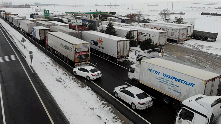 Kar yağışı ulaşımı etkiledi Aksarayda 3 karayolu trafiğe kapatıldı