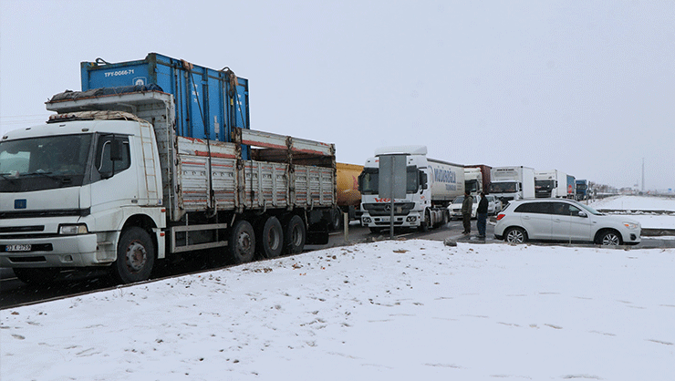 Kar yağışı ulaşımı etkiledi Aksarayda 3 karayolu trafiğe kapatıldı