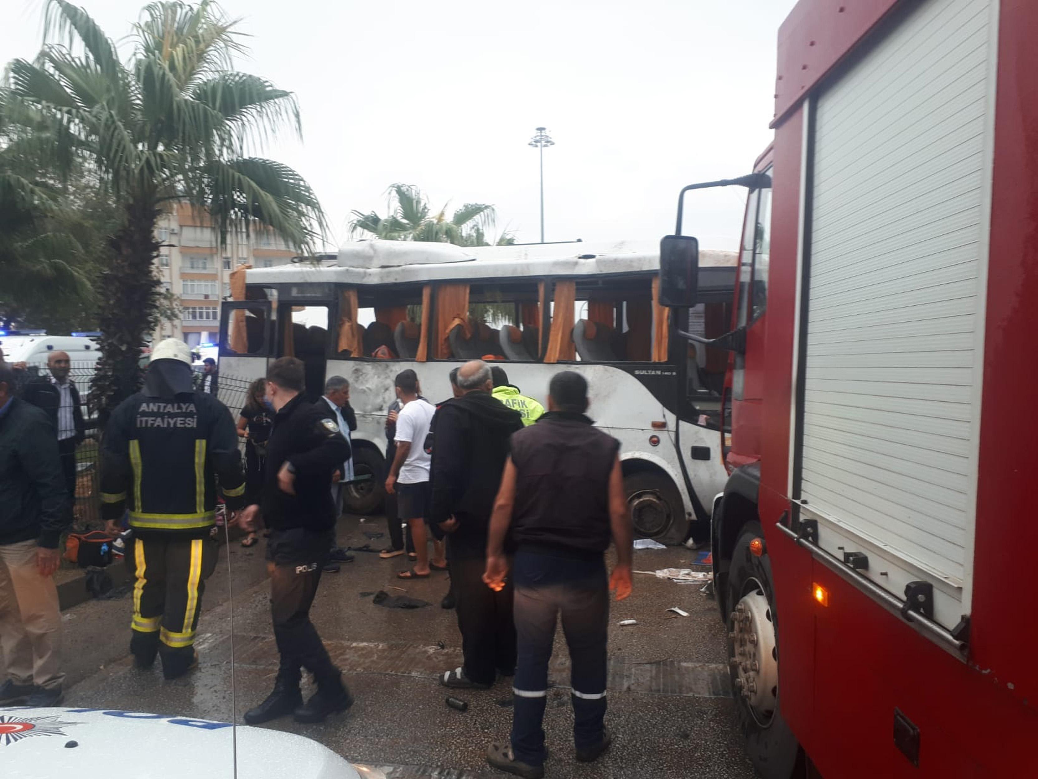 Son dakika: Antalyada 8 kişinin yaralandığı takla atan midibüsle ilgili korkunç iddia