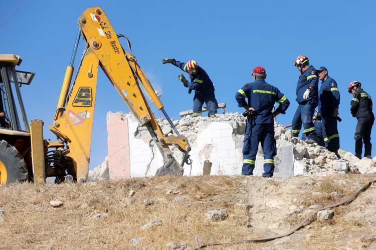 Yunanistanda 6 büyüklüğünde deprem Çok sayıda bina yıkıldı...