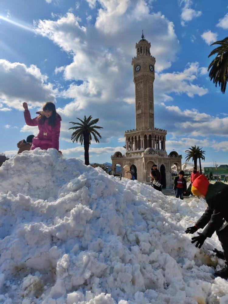 İzmirde kar sürprizi Büyük sevinç yaşadılar