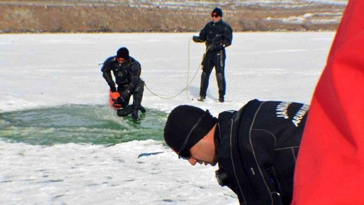 20 santimlik buzu testereyle kesip soğuk suya daldılar