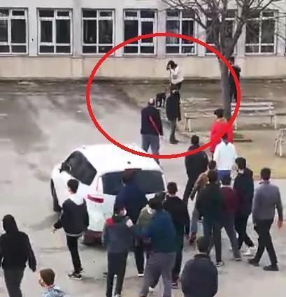 Öğrenciler dehşeti yaşadı Okula daldı 5 öğrenciyi yakaladı