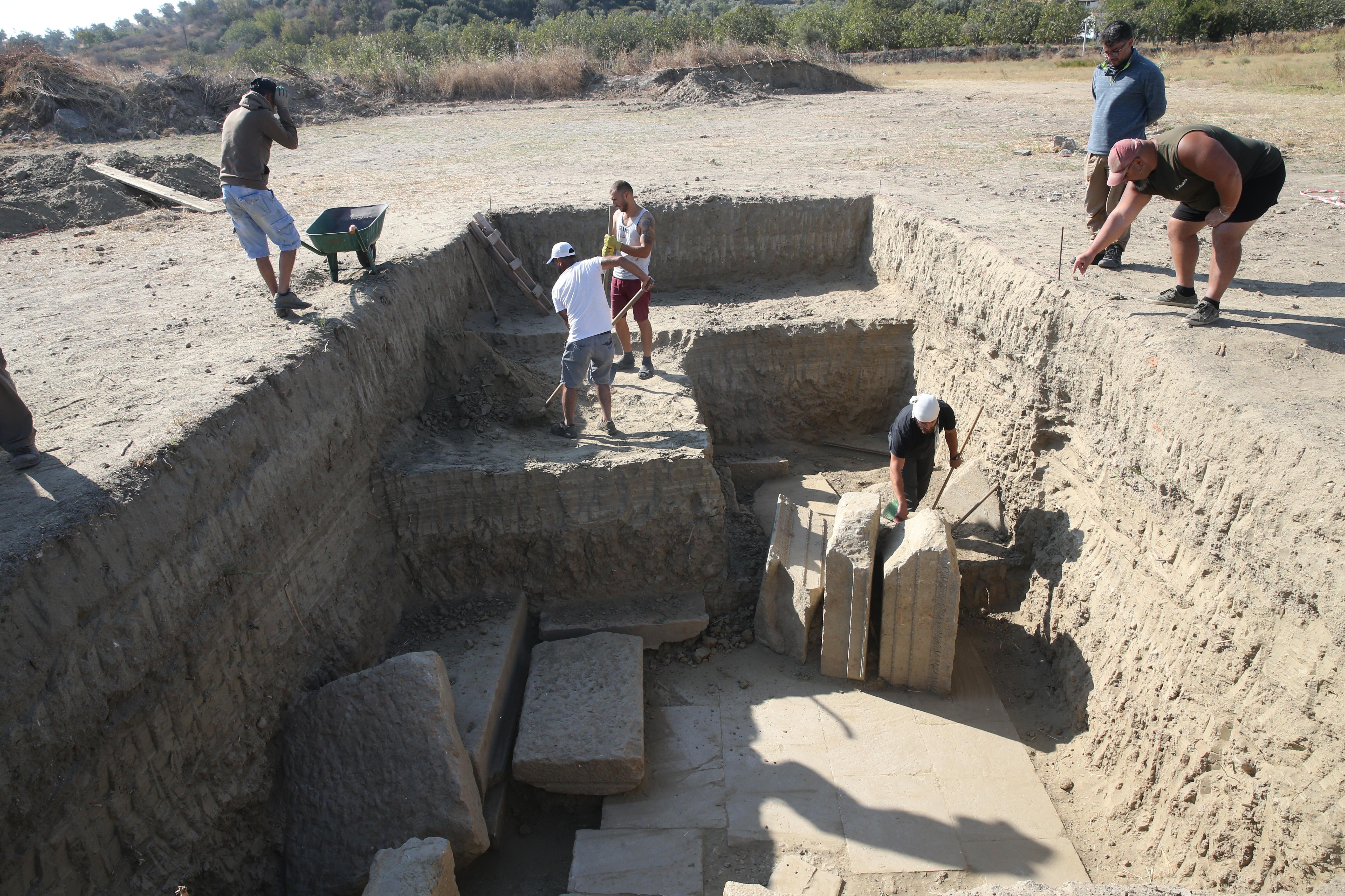 Magnesiadaki kazılarda Zeus Tapınağının giriş kapısına ulaşıldı