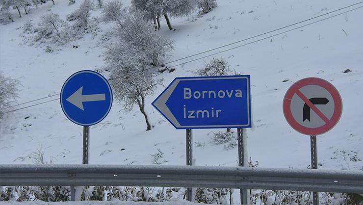 İzmirde kar yağışı etkili oldu Ulaşıma kar engeli