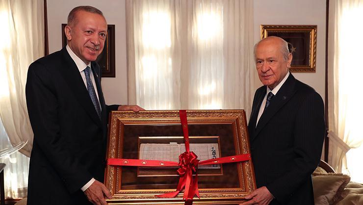 Cumhurbaşkanı Erdoğandan Bahçeliye sürpriz hediye