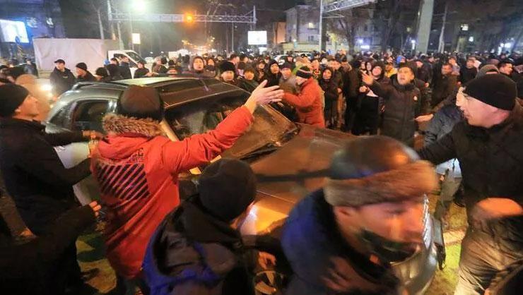 Kazakistanda sokaklar karıştı, OHAL ilan edildi Hükümet istifa etti...