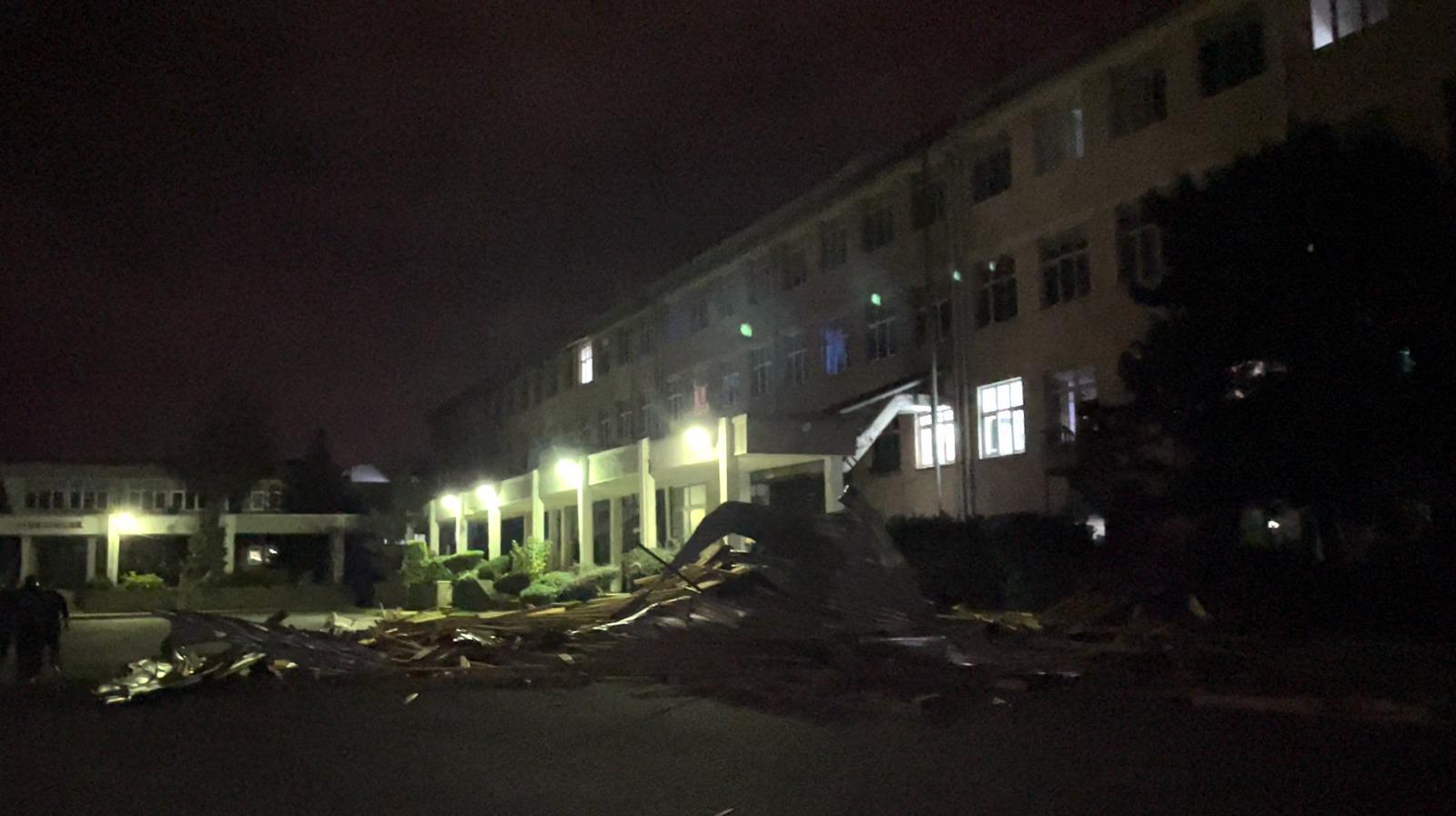 Trabzonda fırtına çatıları uçurdu Çok sayıda otomobil hasar gördü